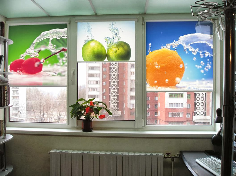 Rolety s tiskem ovocných fotografií na kuchyňském okně