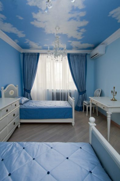Modré a modré záclony a bílý nábytek