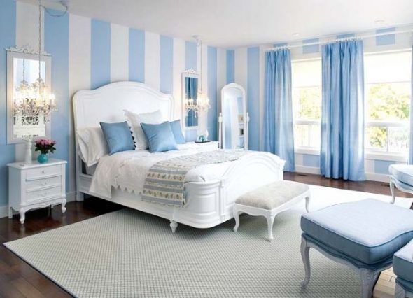 Niebieskie zasłony w sypialni