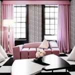 غرفة معيشة معاصرة مع أريكة وستائر وردية باهتة
