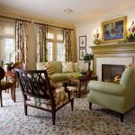 Country-style na living room na may wooden cornices for windows