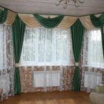 Zajímavé designové okno kombinované záclony v venkovském domě