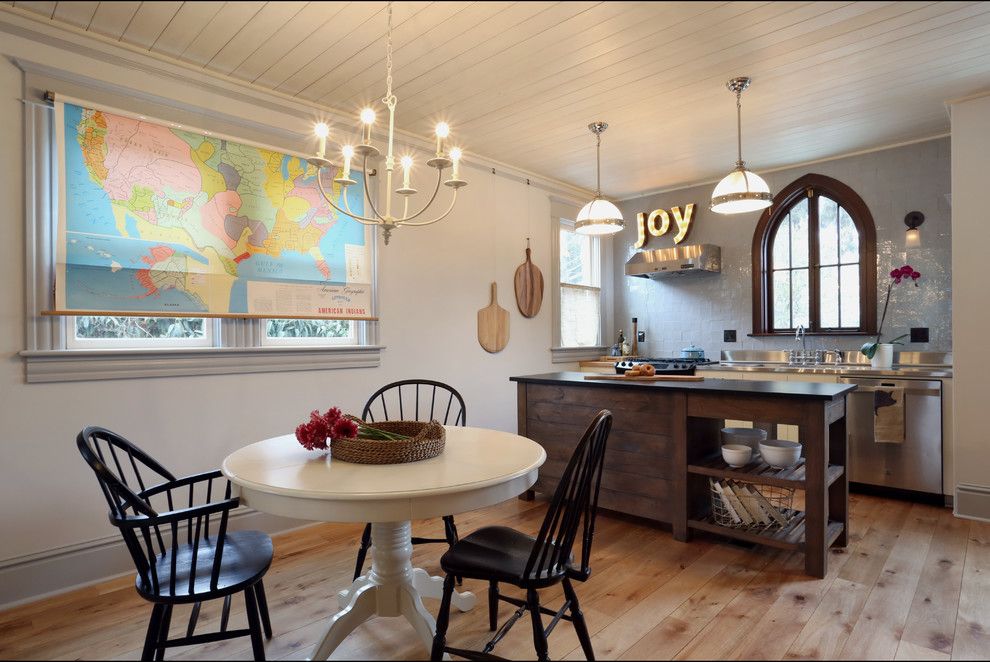 Mutfak-oturma odasında bir panjurda Dünya haritası