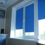 Modré mini kazetové záclony na kuchyňské okno