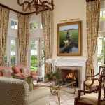 Klasické tmavé dřevěné římsy pro obývací pokoj ve venkovském stylu