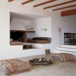 Pokój w stylu orientalnym z materacami do spania i siedzenia
