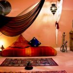 Pokój w stylu orientalnym z matą do spania