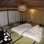 Japanese-style room na may sleeping mattresses