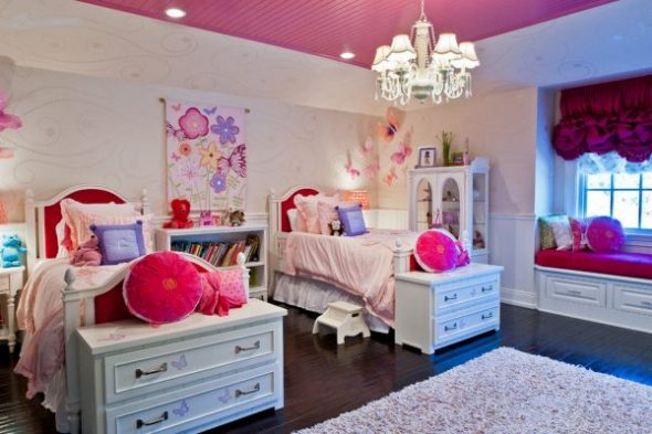 غرفة مزينة بألوان زاهية مع لمسات مشرقة