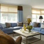 Hnědé a modré záclony vypadají velkolepě v obývacím pokoji s modrým nábytkem