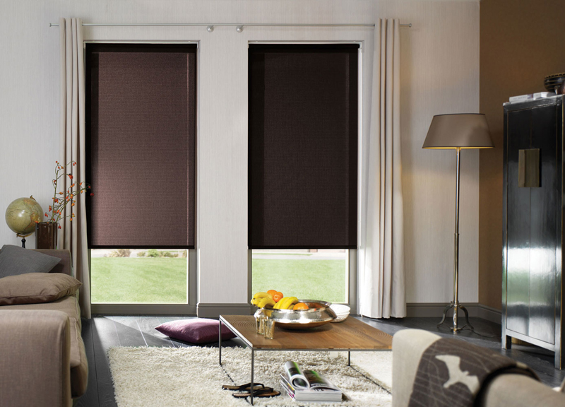 Brown blinds sa mga bintana ng living room