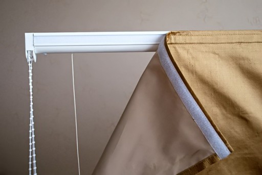 Fastening Roman blinds with Velcro
