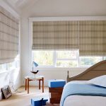 Riisk perdelerini yatak odasındaki pencere çerçevesine sabitlemek