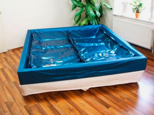 Łóżko pod materacem wodnym