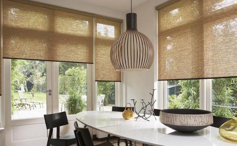 ستائر شفافة من النوع الملفوف على نوافذ المطبخ