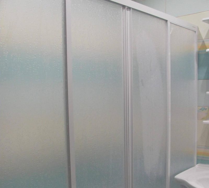 Opaque surfaces of mobile shutters of a plastic curtain
