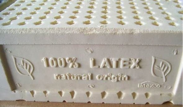 Natural na latex ay may isang pahiwatig ng mabibigat na cream.