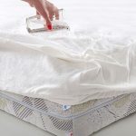 Wodoodporny materac-pokrowiec pomaga zaoszczędzić suche łóżko rodzicielskie