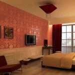Mjukt sovrum med ljusa element i burgunderfärgen: gardiner, lampor och soffa