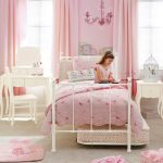 Delikatne różowe zasłony w sypialni dziewczynki