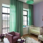 Mjuka gröna gardiner i barnens sovrum