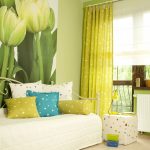 Delikatne żółto-zielone zasłony i poduszki do salonu