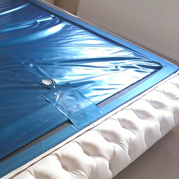 Single chamber water mattress