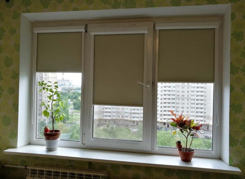 Kazetové záclony na PVC okně v bytě zlepšily plánování