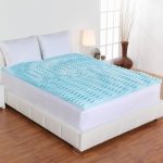 Blue orthopedic mattress pad para sa isang double bed