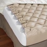 Orthopedic mattress at sheet na may nababanat