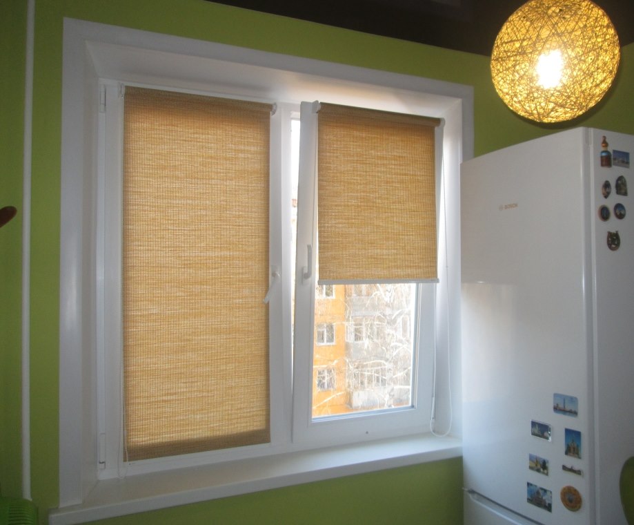 Ajar sash plastic window na may roller blinds