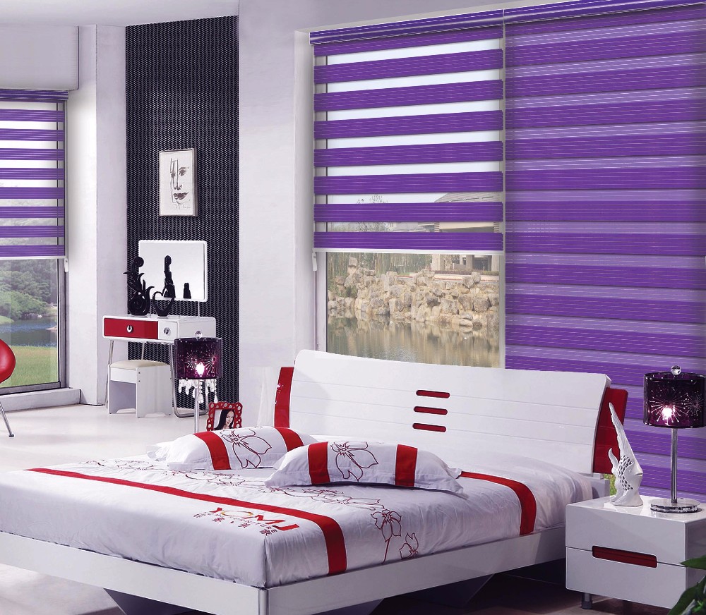 Niewidoma zebra z fioletowymi paskami we wnętrzu sypialni