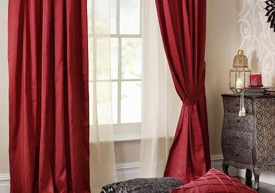Makapal na burgundy curtains at light tulle