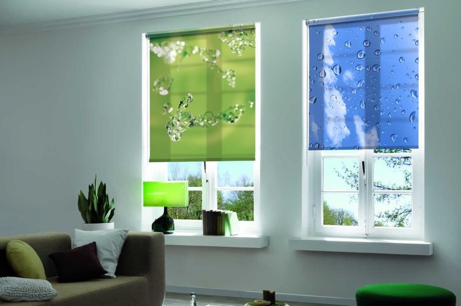 Vícebarevné rolety s tiskem fotografií na oknech obývacího pokoje
