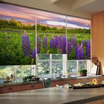 Zasłony z wizerunkiem natury w oknie kuchennym prywatnego domu