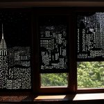 Salon penceresindeki delikli kalın perdeler