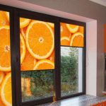 Pomarańczowe plastry na zasłonach w kuchni