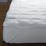 Simple quilted mattress pad na may nababanat na mga band sa mga sulok