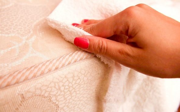 Wipe the stain to remove particles
