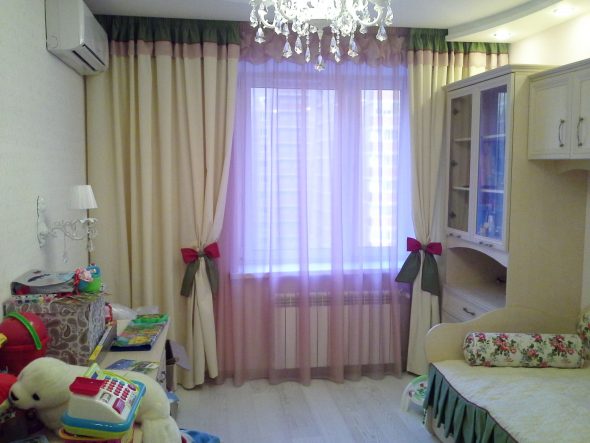 Różowy tiul w pokoju dziecięcym