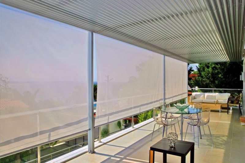 Arranging sun shade in a cafe using roller blinds