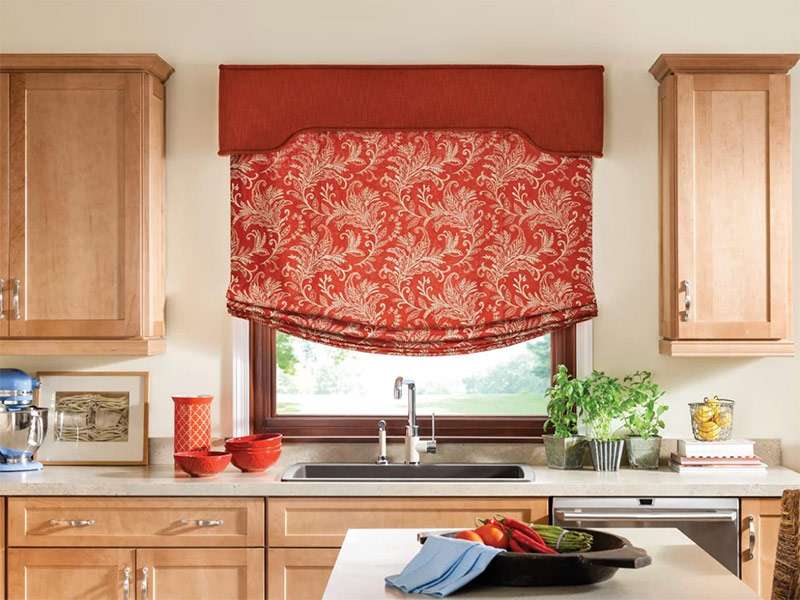 المطبخ الداخلية مع ظلال الرومانية فرملس من الأحمر