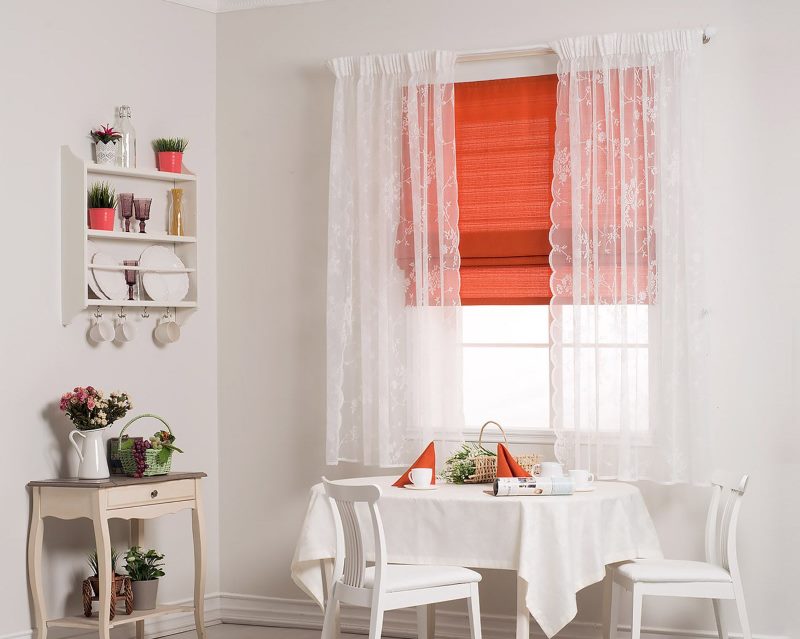 نافذة المطبخ مع تول أبيض وستارة رومانية حمراء