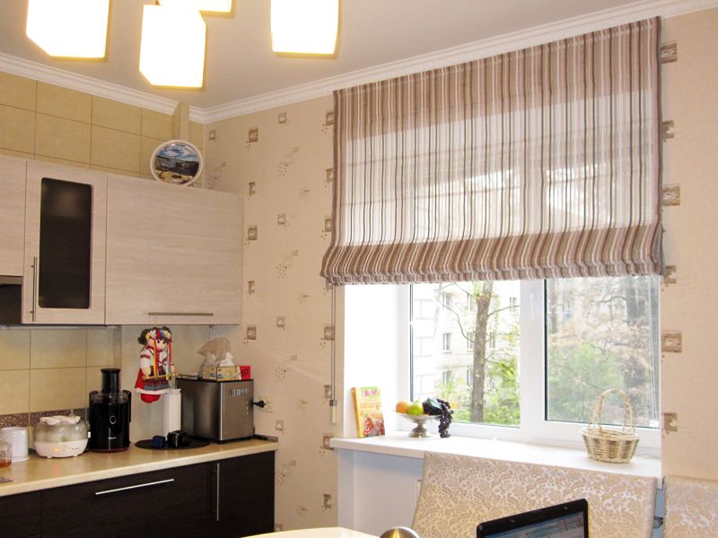 Panel evde mutfak penceresindeki küçük şerit Roma şerit