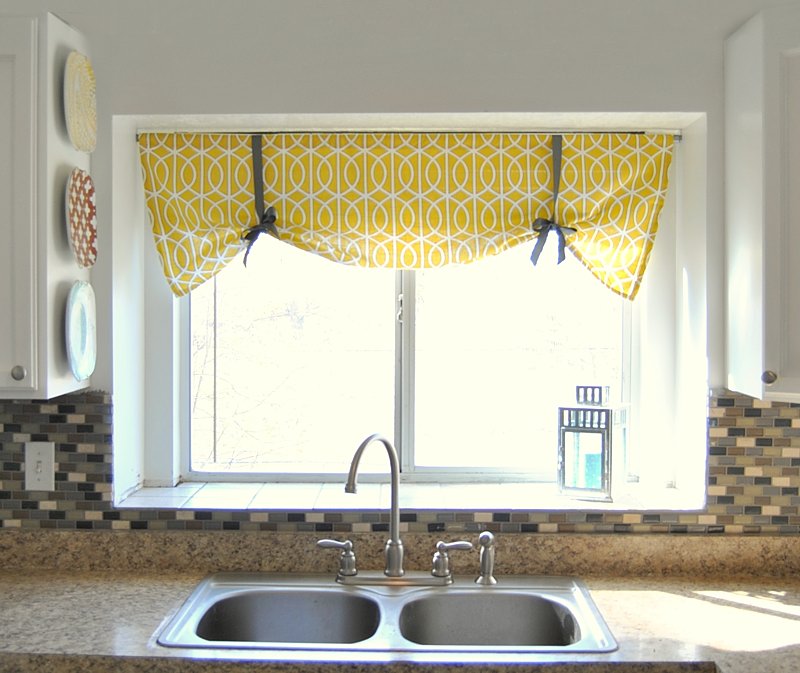 Okno kuchenne z bezramową rzymską żółtą kurtyną