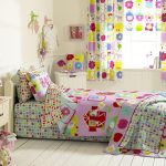 Värikkäät tekstiilit lasten huoneen sisätiloissa