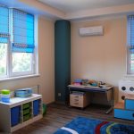 Дизайн на детската стая със сини завеси