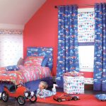 קירות ורודים בחדר השינה של הילדים