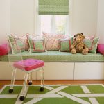 Декоративни възглавници на дивана в детската стая