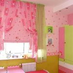 Růžové závěsy v malé dívčí místnosti